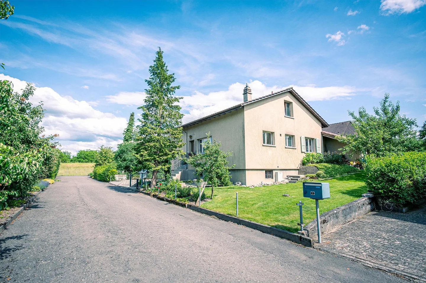 5.5-Room Detached House in Uetendorf with Large Garden & Expansion Potential - Photo 3 of 13