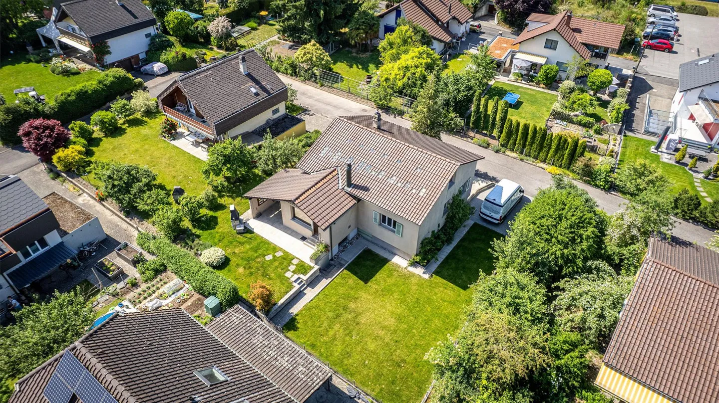 5.5-Room Detached House in Uetendorf with Large Garden & Expansion Potential - Photo 5 of 13