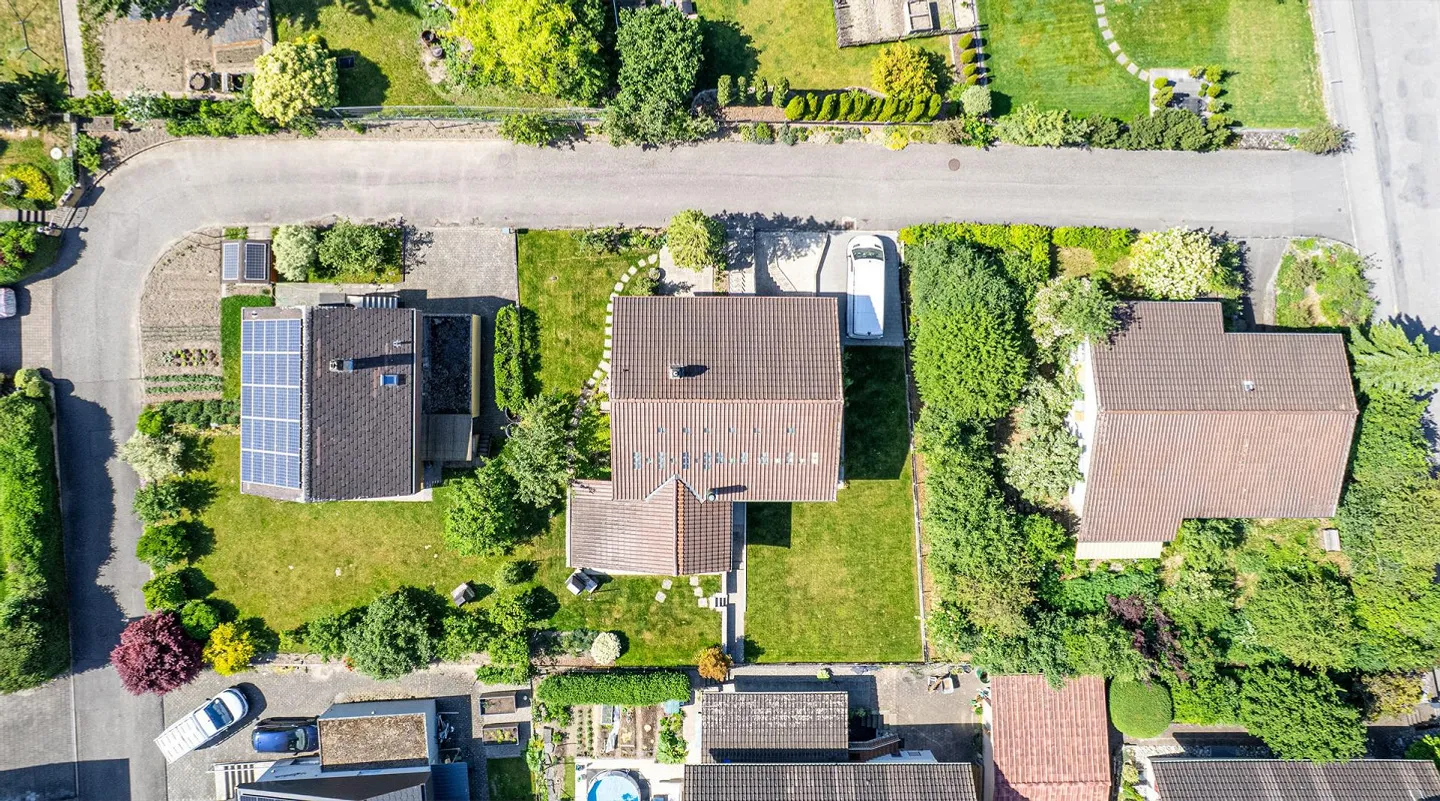 5.5-Room Detached House in Uetendorf with Large Garden & Expansion Potential - Photo 6 of 13