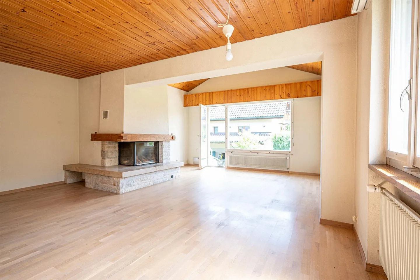 5.5-Room Detached House in Uetendorf with Large Garden & Expansion Potential - Photo 7 of 13