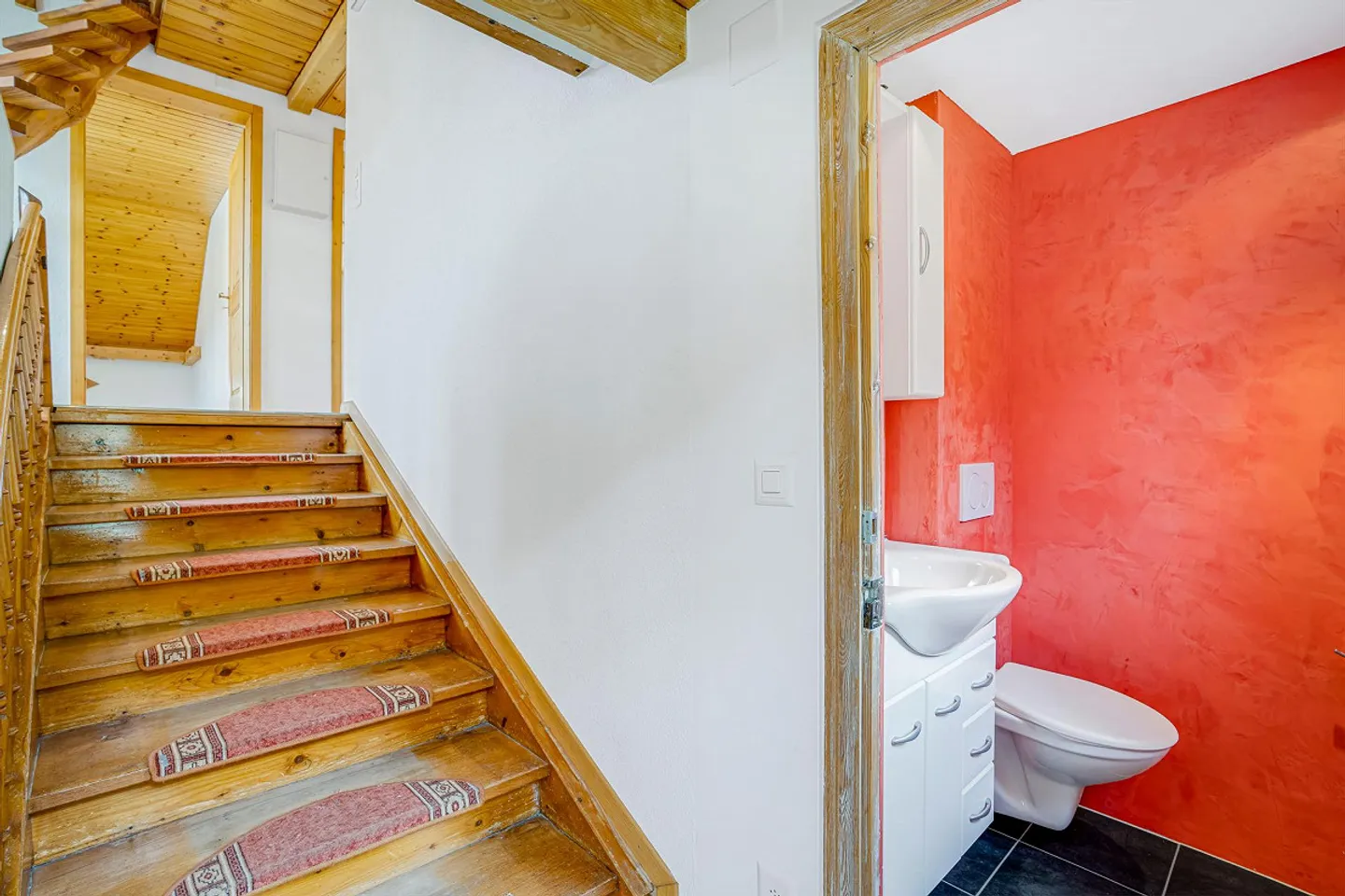 Heimelige Wohnung mit Charme und viel Holz - Foto 2 von 17