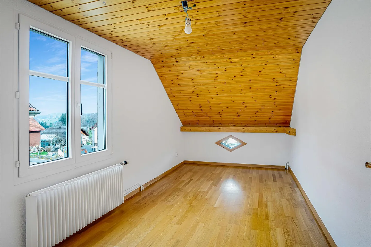 Heimelige Wohnung mit Charme und viel Holz - Foto 3 von 17