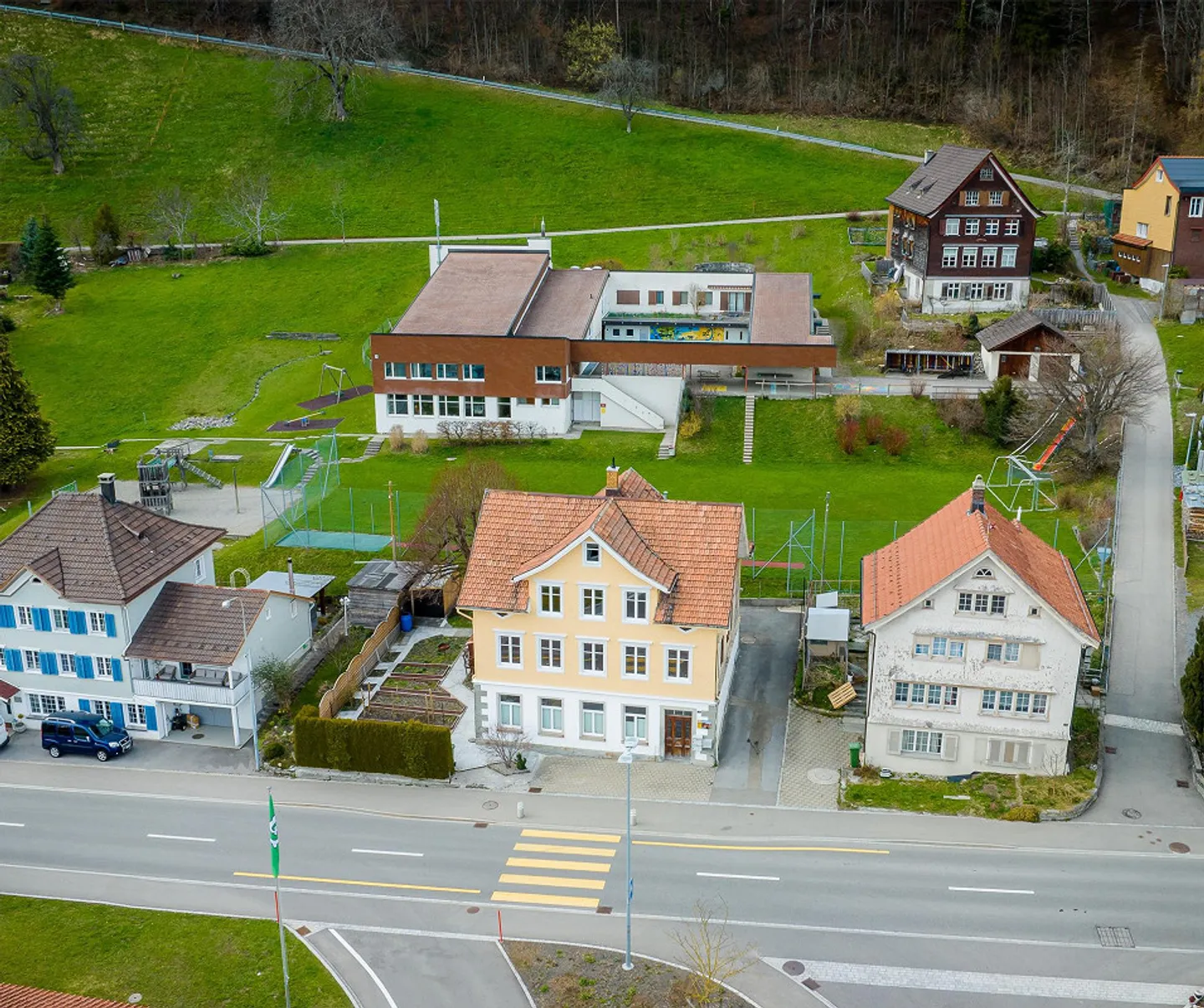 Heimelige Wohnung mit Charme und viel Holz - Foto 1 von 17