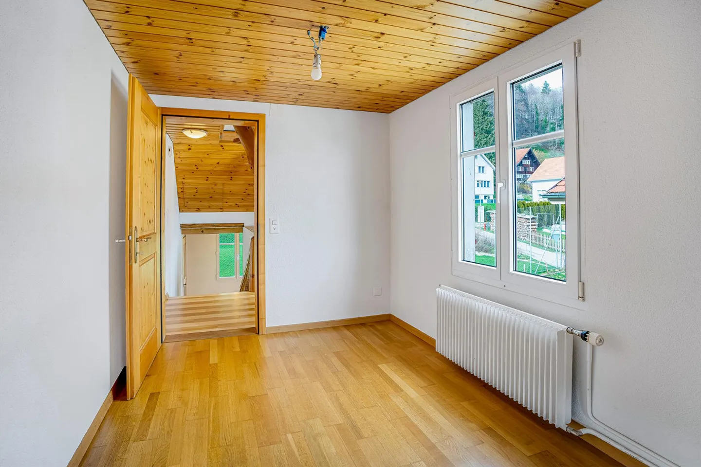 Heimelige Wohnung mit Charme und viel Holz - Foto 4 von 17