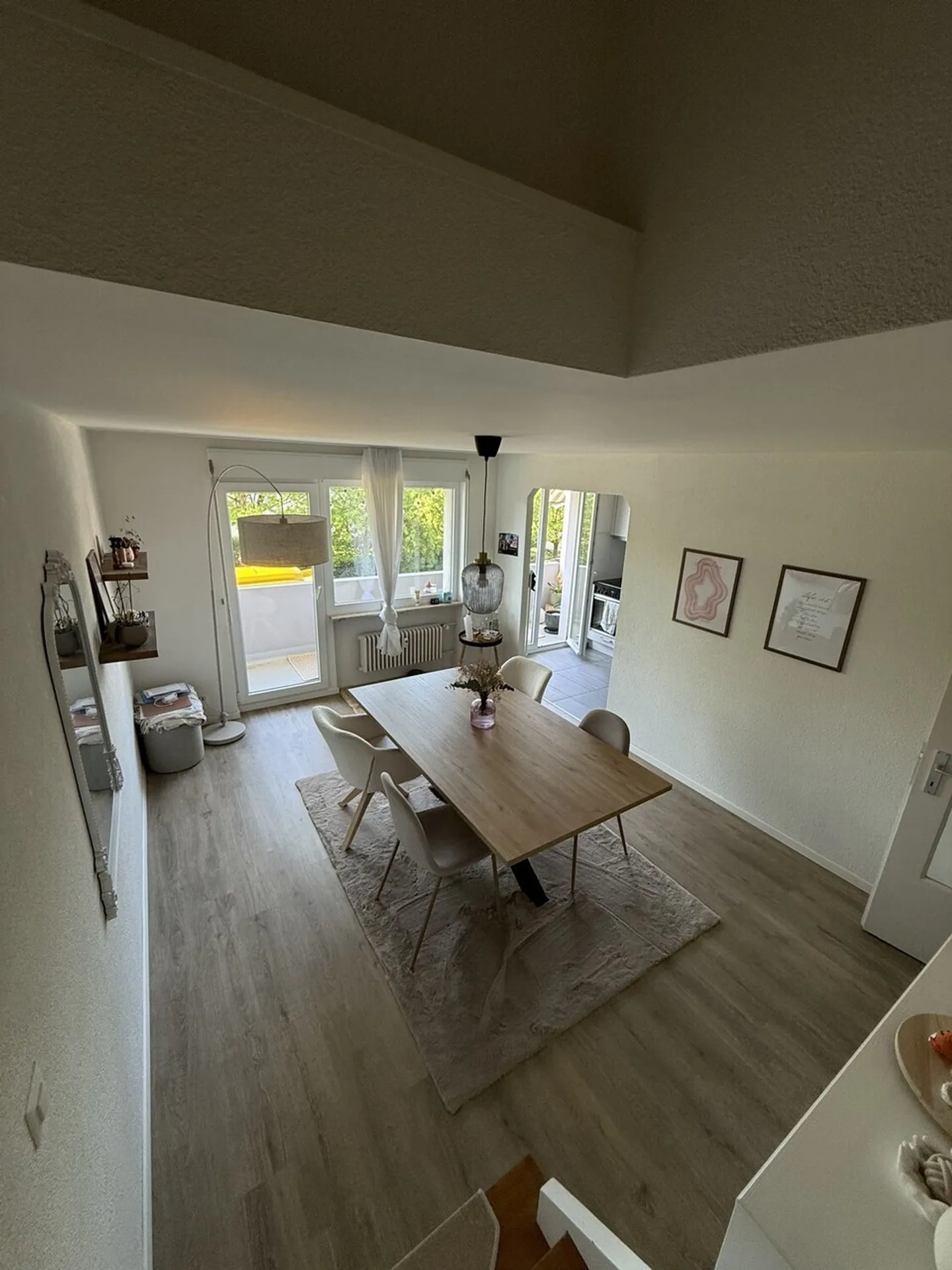 Charmante maisonette de 3,5 pièces avec beaucoup de lumière et grand balcon - Photo 2 sur 13