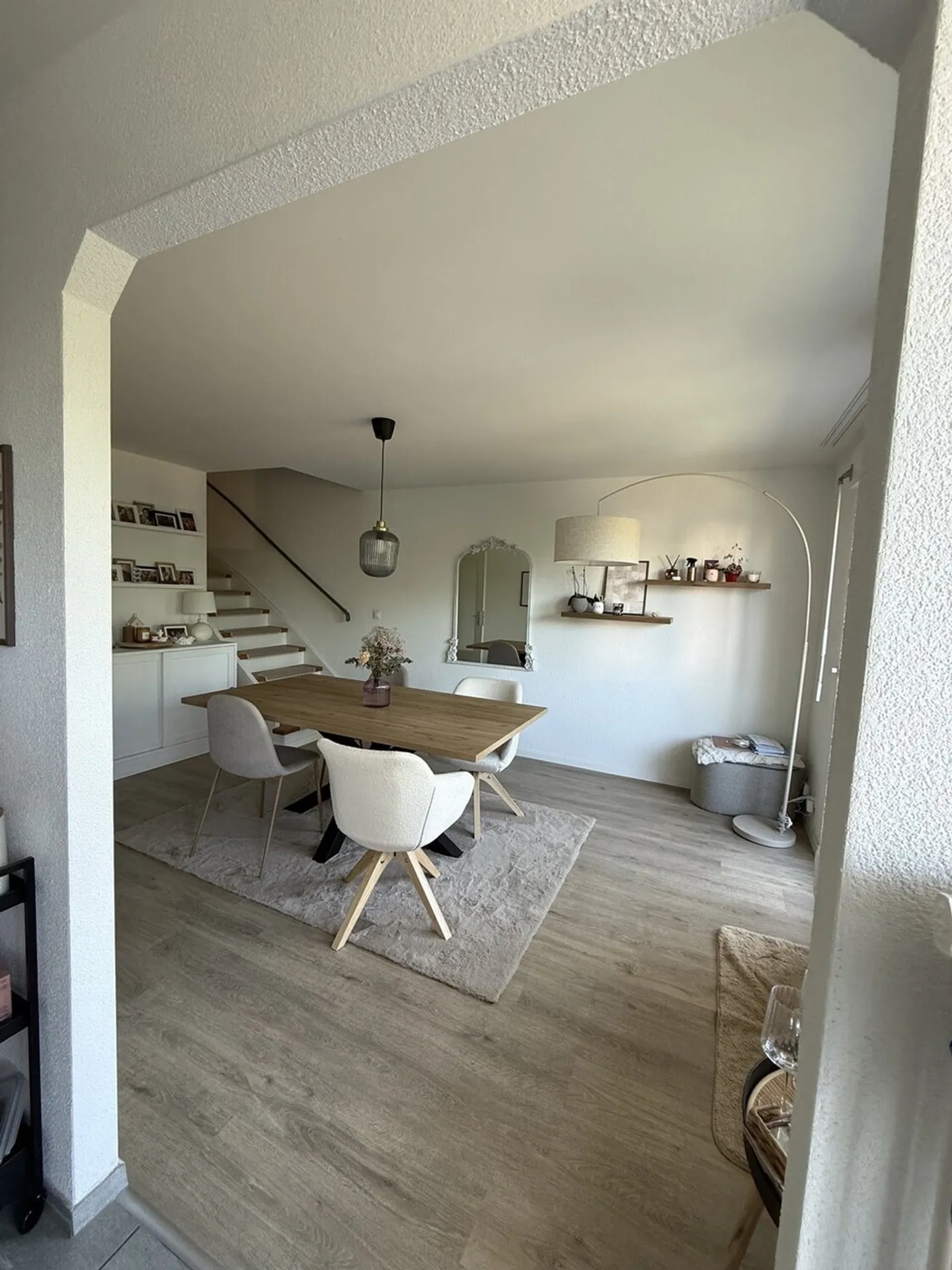 Charmante maisonette de 3,5 pièces avec beaucoup de lumière et grand balcon - Photo 4 sur 13