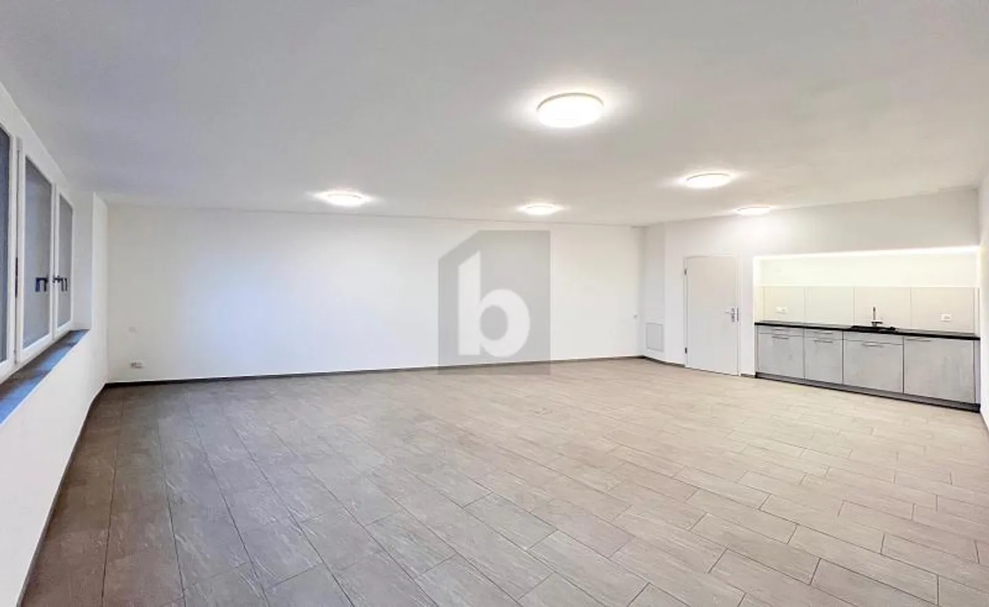 ZENTRAL GELEGEN MIT GROSSER FENSTERFRONT - Photo 1 sur 6