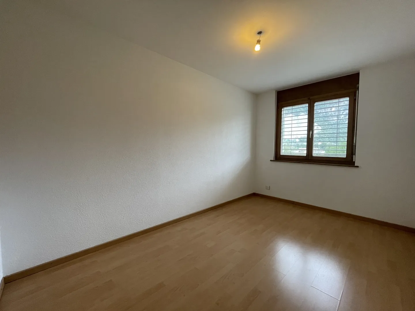 Spacious 3.5 Room Apartment with Balcony - Photo 4 of 7