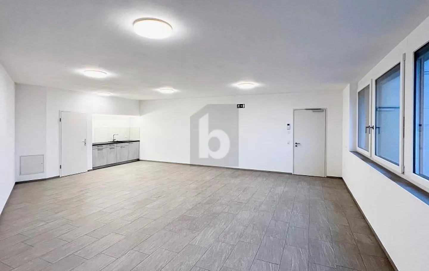 ZENTRAL GELEGEN MIT GROSSER FENSTERFRONT - Photo 2 sur 6