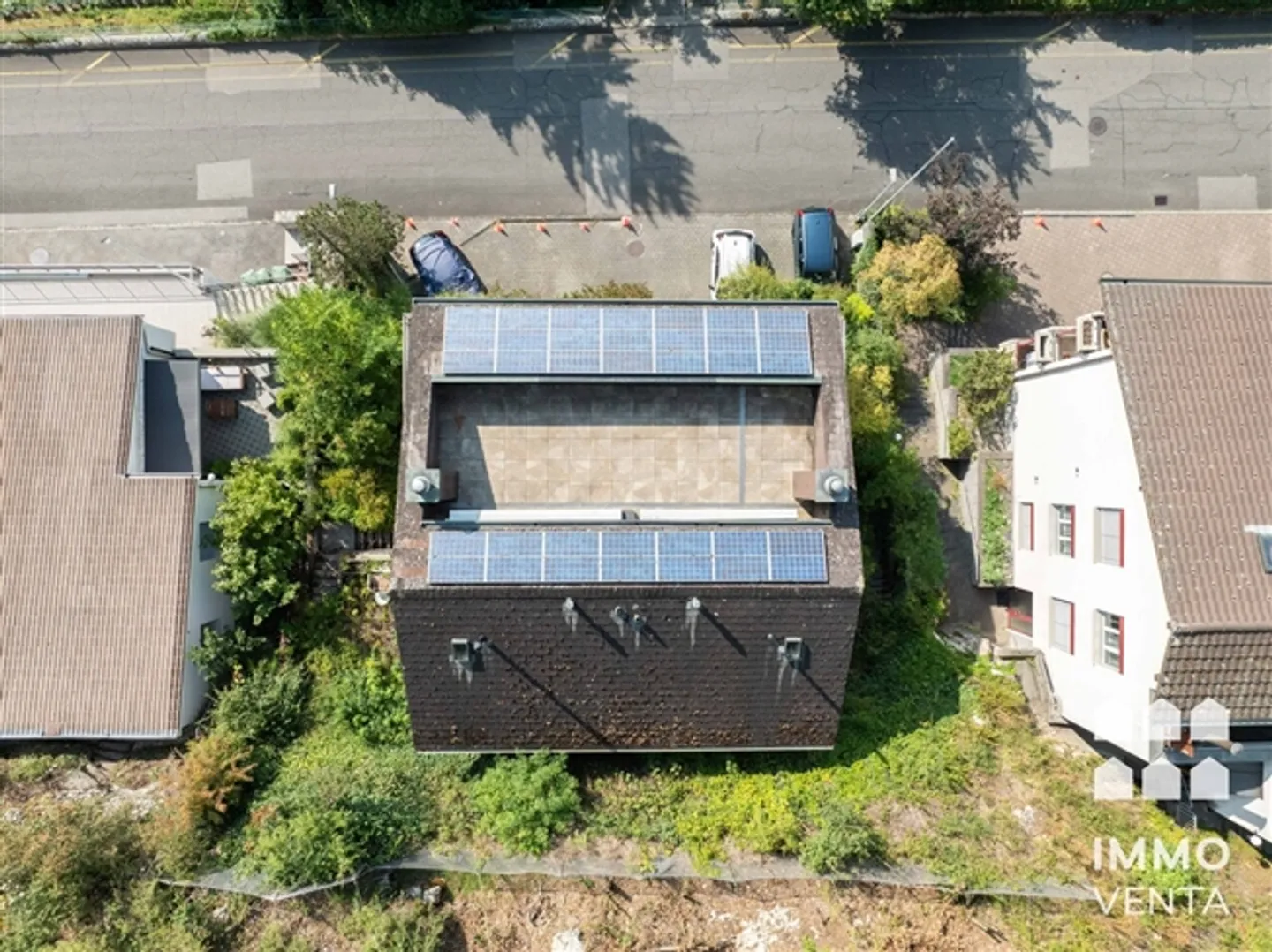 Metà casa senza design con terrazza sul tetto su Biel - Foto 2 di 11