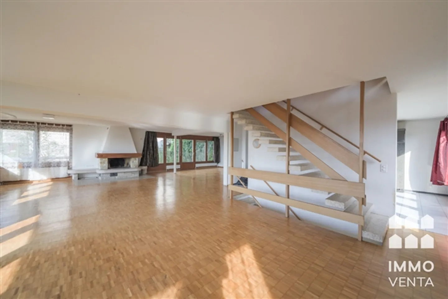 Metà casa senza design con terrazza sul tetto su Biel - Foto 7 di 11