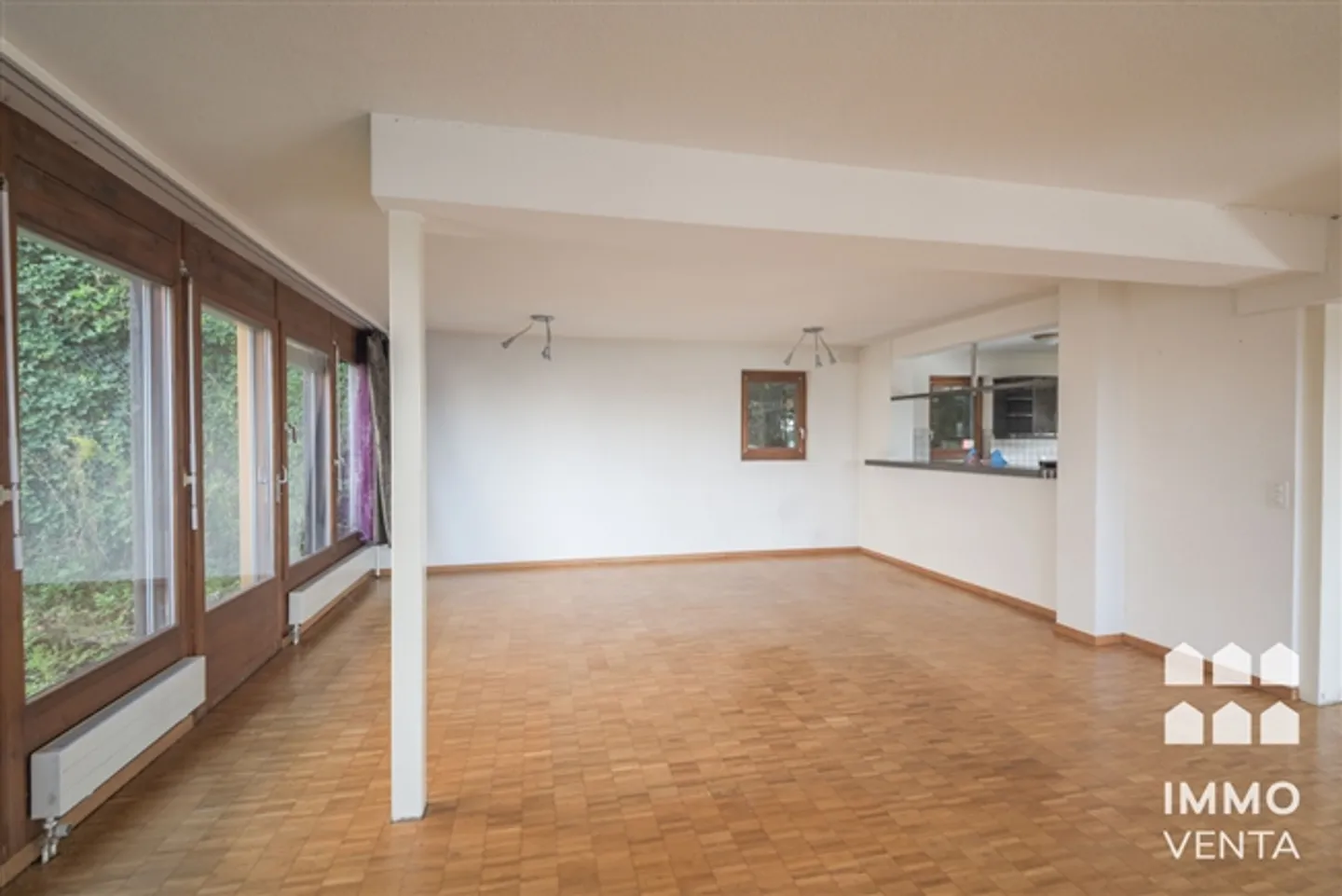 Metà casa senza design con terrazza sul tetto su Biel - Foto 9 di 11