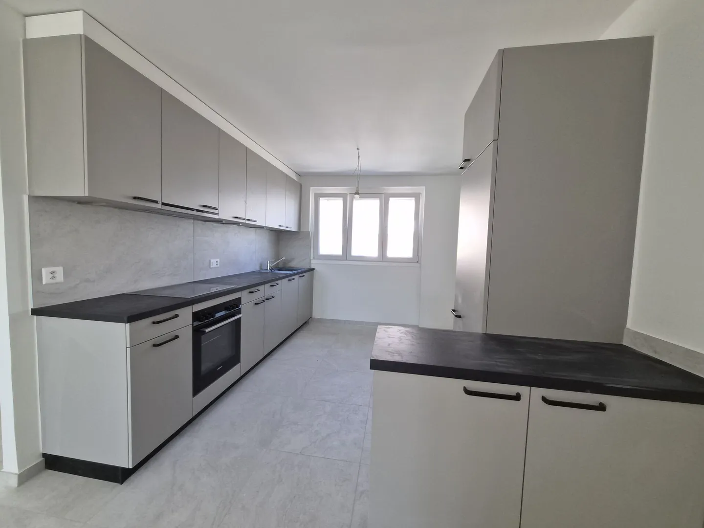 Fully renovated! 4.5 rooms on the 1st floor - Photo 2 of 5