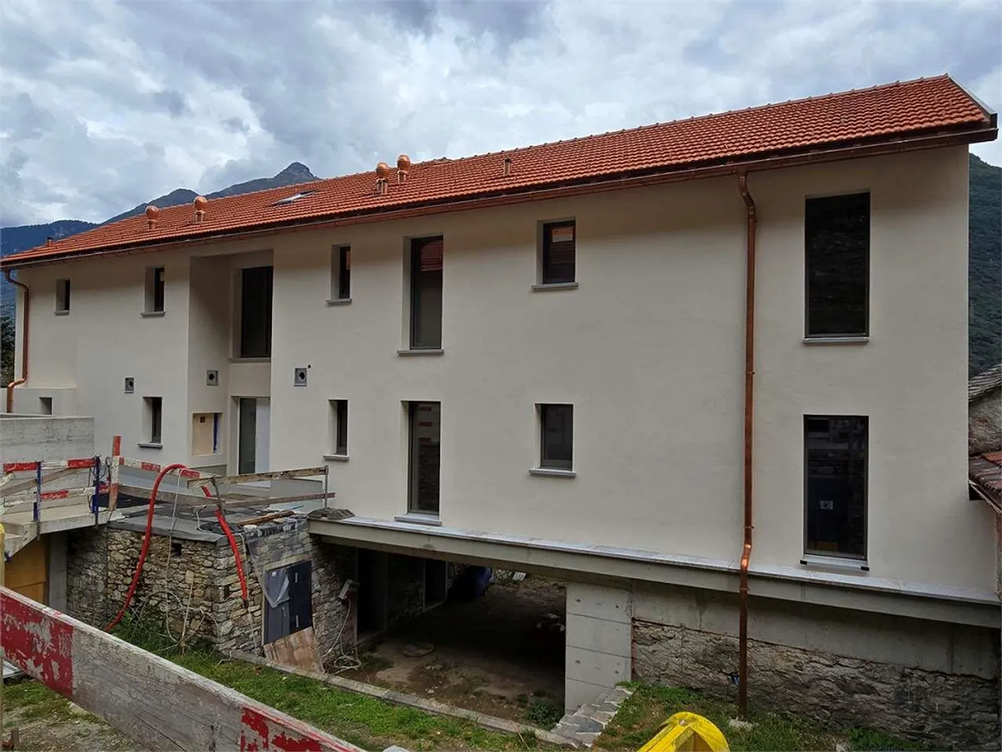 Elegante 3,5-Zimmer MINERGIE-P-ECO-Wohnung mit Veranda und privatem Garten - Foto 3 von 9