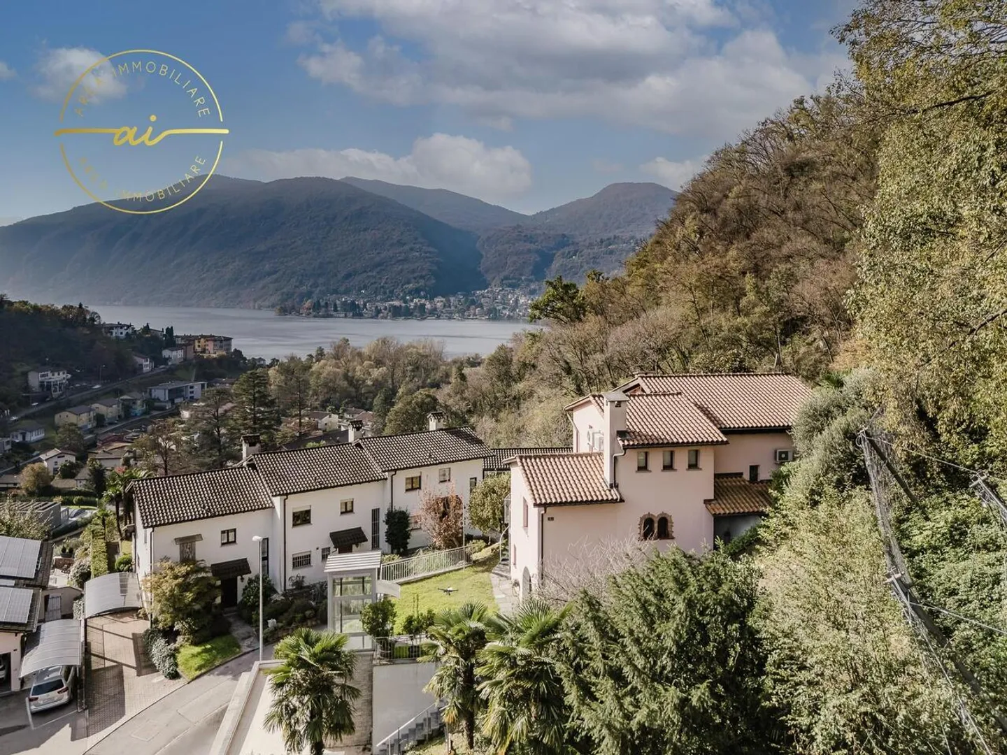 MERAVIGLIOSA VILLA UNIFAMILIARE CON VISTA LAGO A FIGINO - Foto 1 di 13