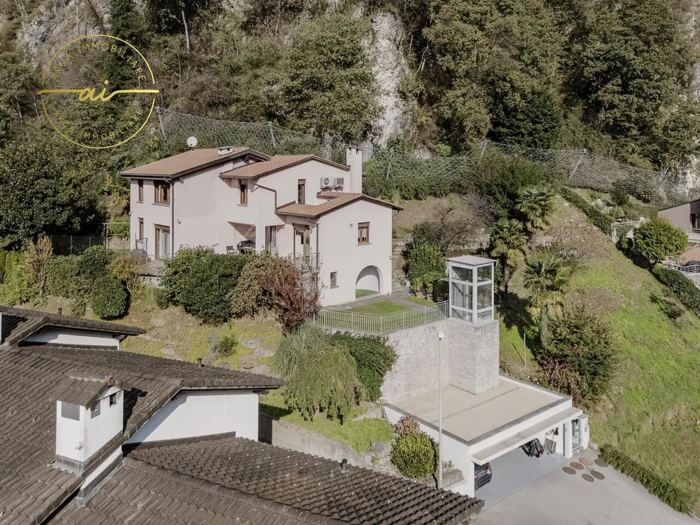 MERAVIGLIOSA VILLA UNIFAMILIARE CON VISTA LAGO A FIGINO - Foto 2 di 13