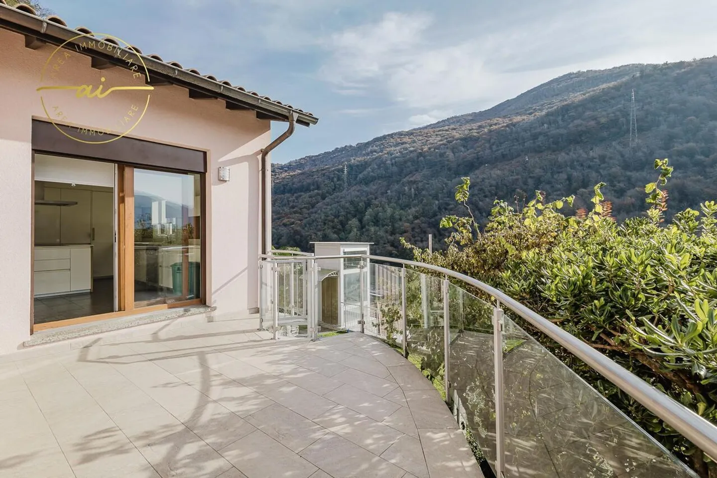 MERAVIGLIOSA VILLA UNIFAMILIARE CON VISTA LAGO A FIGINO - Foto 11 di 13