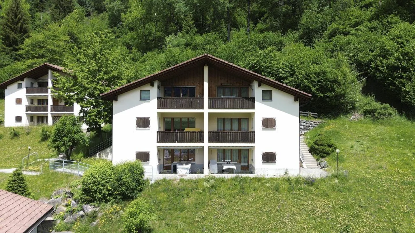 Appartamento soleggiato di 2,5 stanze con vista su Savognin - Foto 2 di 12