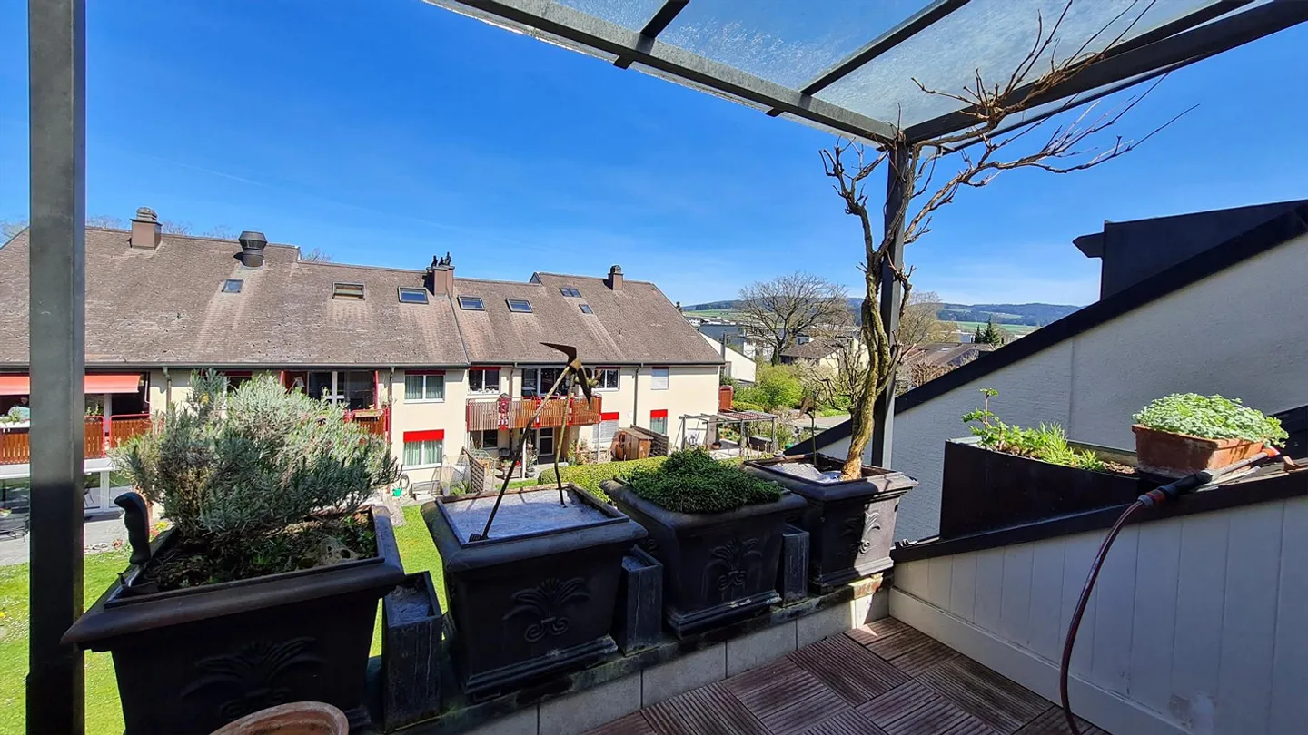 3.5 Pièces Maisonette sous les Combles avec Galerie, 2 Balcons, 2 EHP, Cave, Salle de Loisirs - Photo 3 sur 10