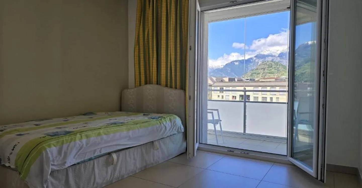 Riverside Apartment with Balconies - Photo 8 of 12