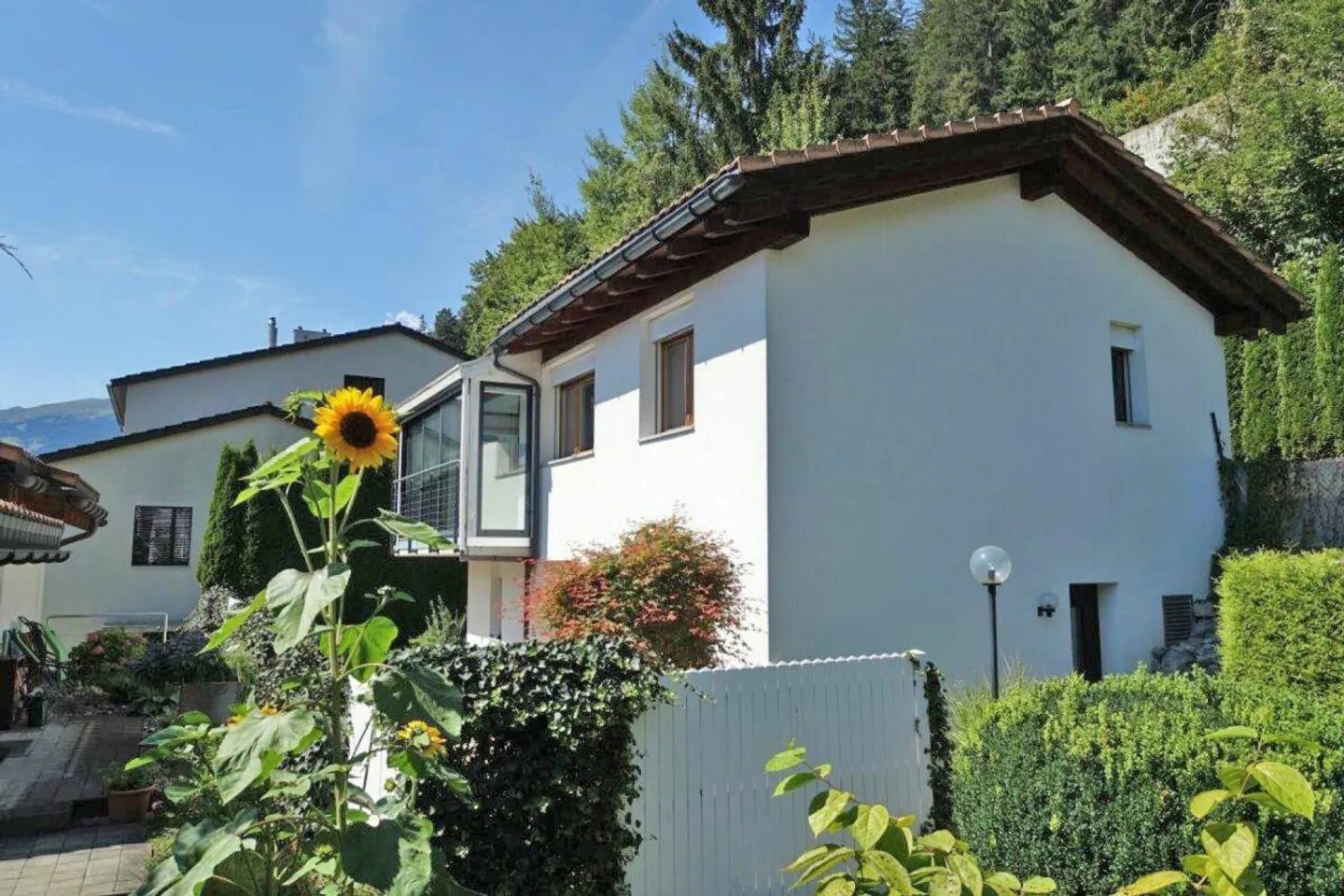 Einfamilienhaus mit angelegtem Gartengrundstück in Trin - Foto 1 von 7