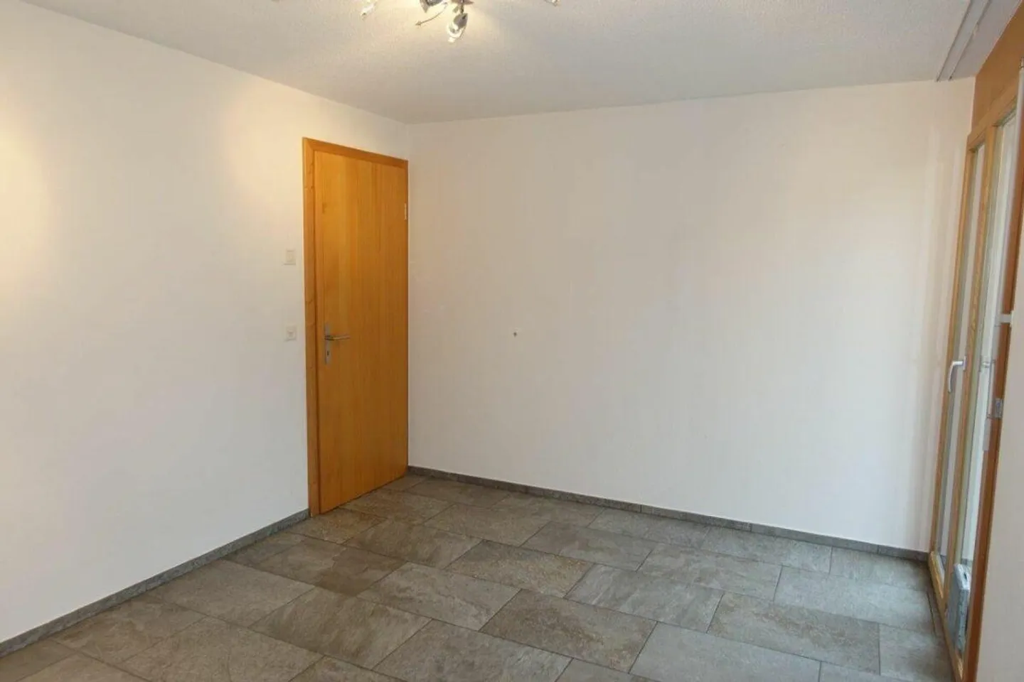 Einfamilienhaus mit angelegtem Gartengrundstück in Trin - Foto 5 von 7