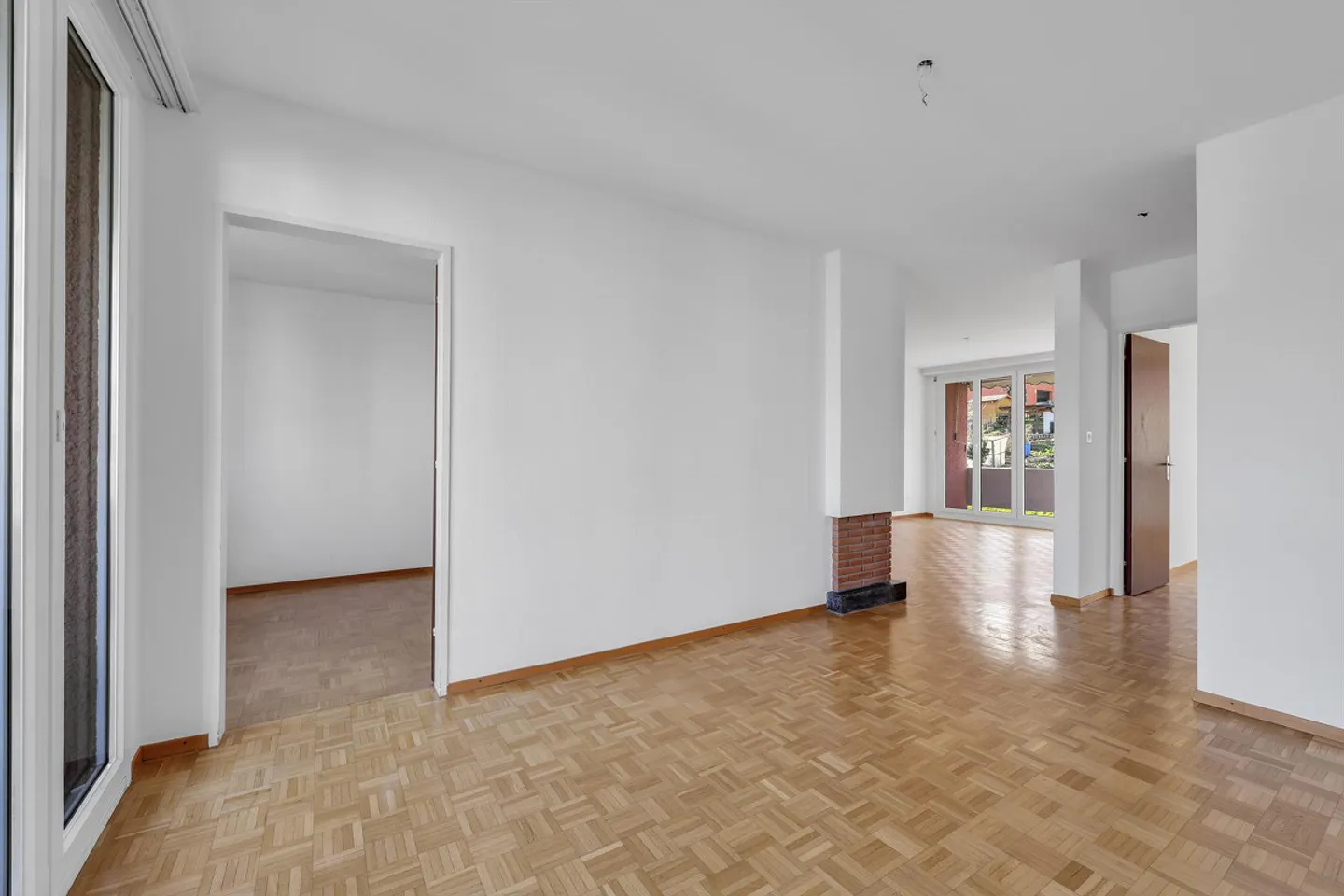 Ideal floor plan, two balconies & fireplace - Photo 5 of 9