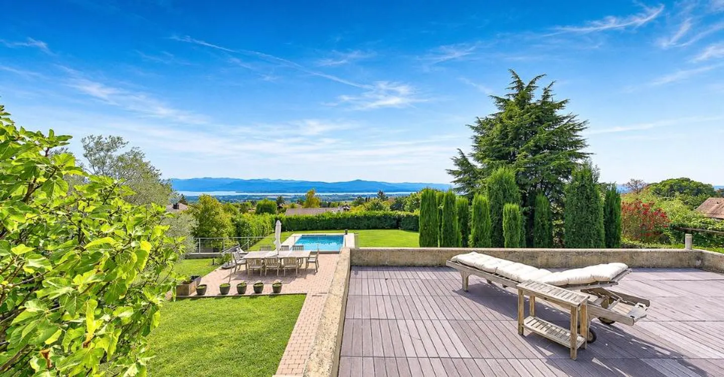 Superb villa with a panoramic view of Lake Geneva, the Alps, and Mont Blanc - Photo 1 of 12