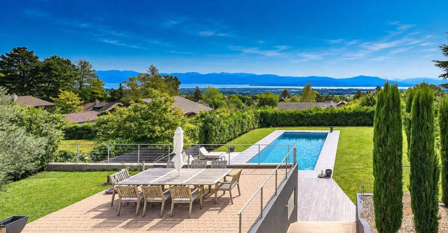 Superb villa with a panoramic view of Lake Geneva, the Alps, and Mont Blanc - Photo 2 of 12