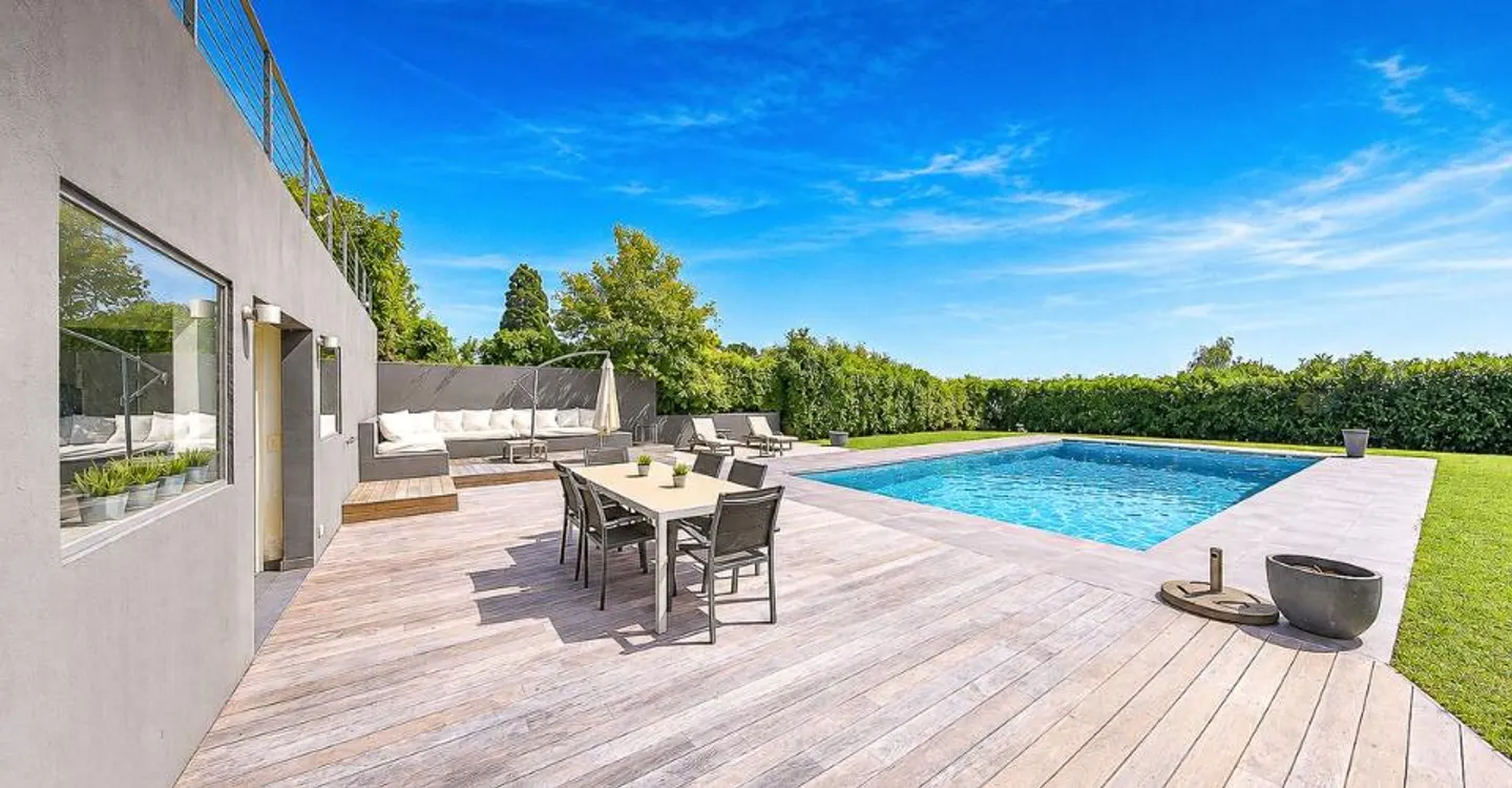Superb villa with a panoramic view of Lake Geneva, the Alps, and Mont Blanc - Photo 3 of 12