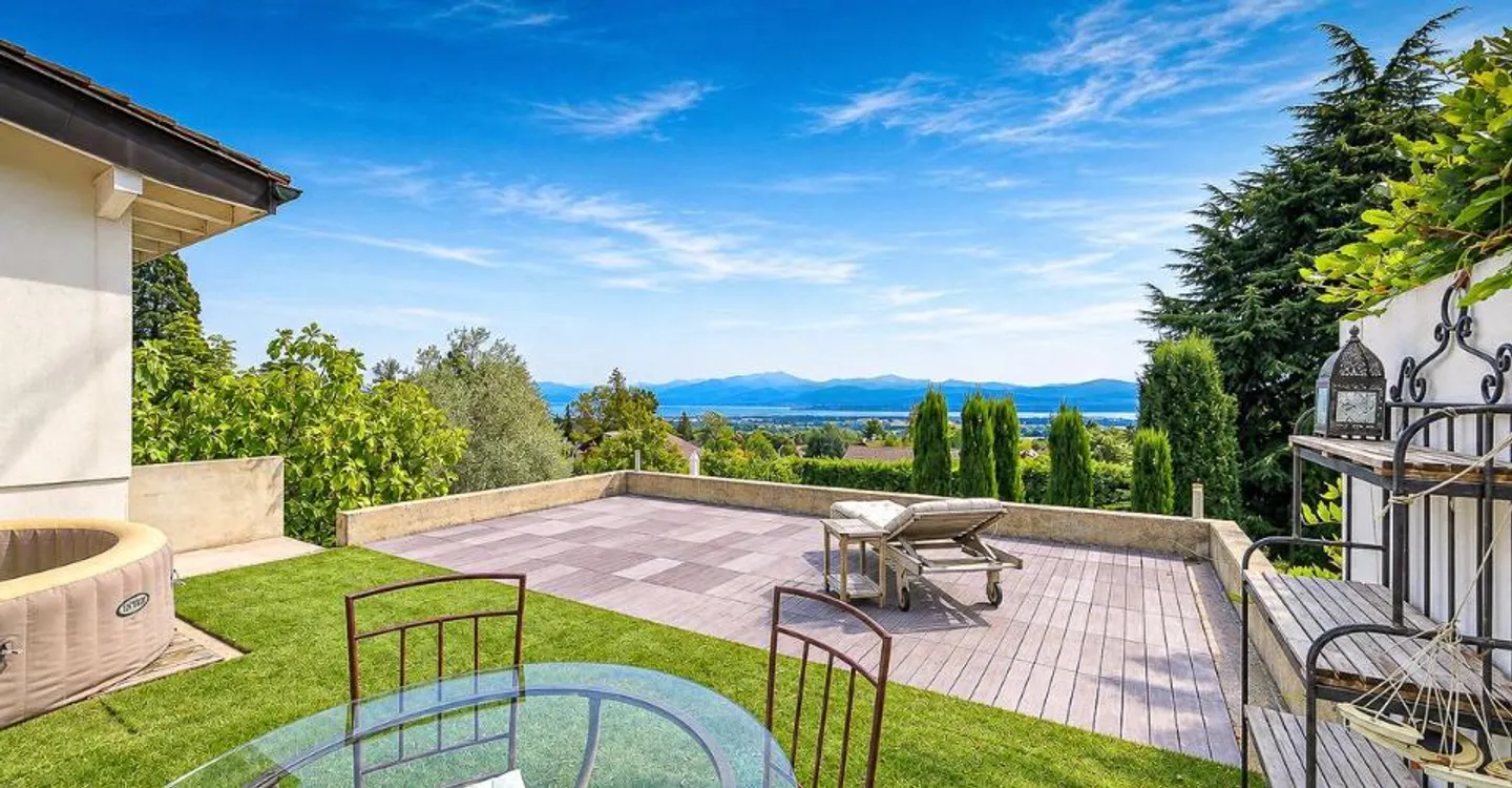 Superb villa with a panoramic view of Lake Geneva, the Alps, and Mont Blanc - Photo 4 of 12
