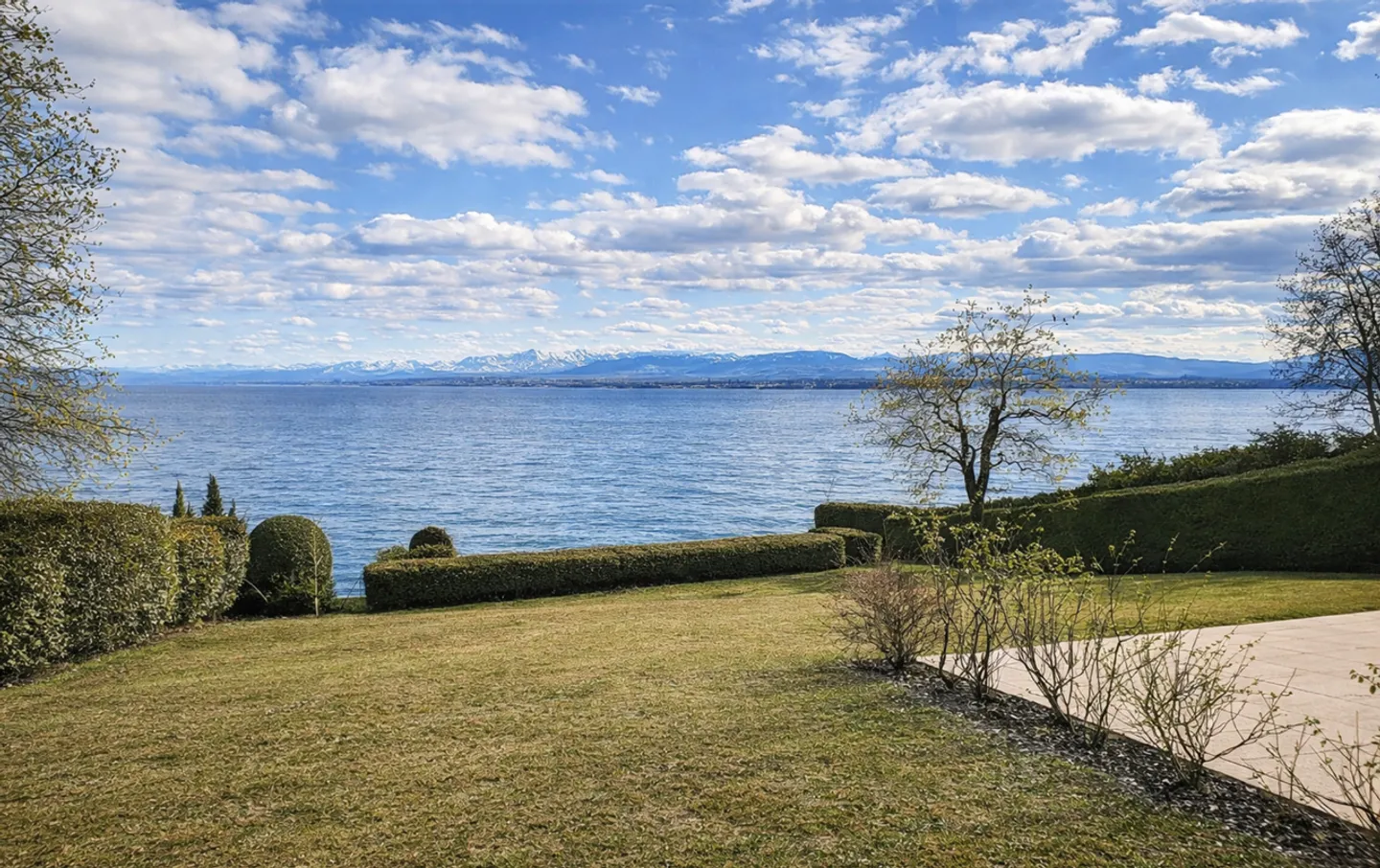 Charmante Villa am See - Foto 1 von 4