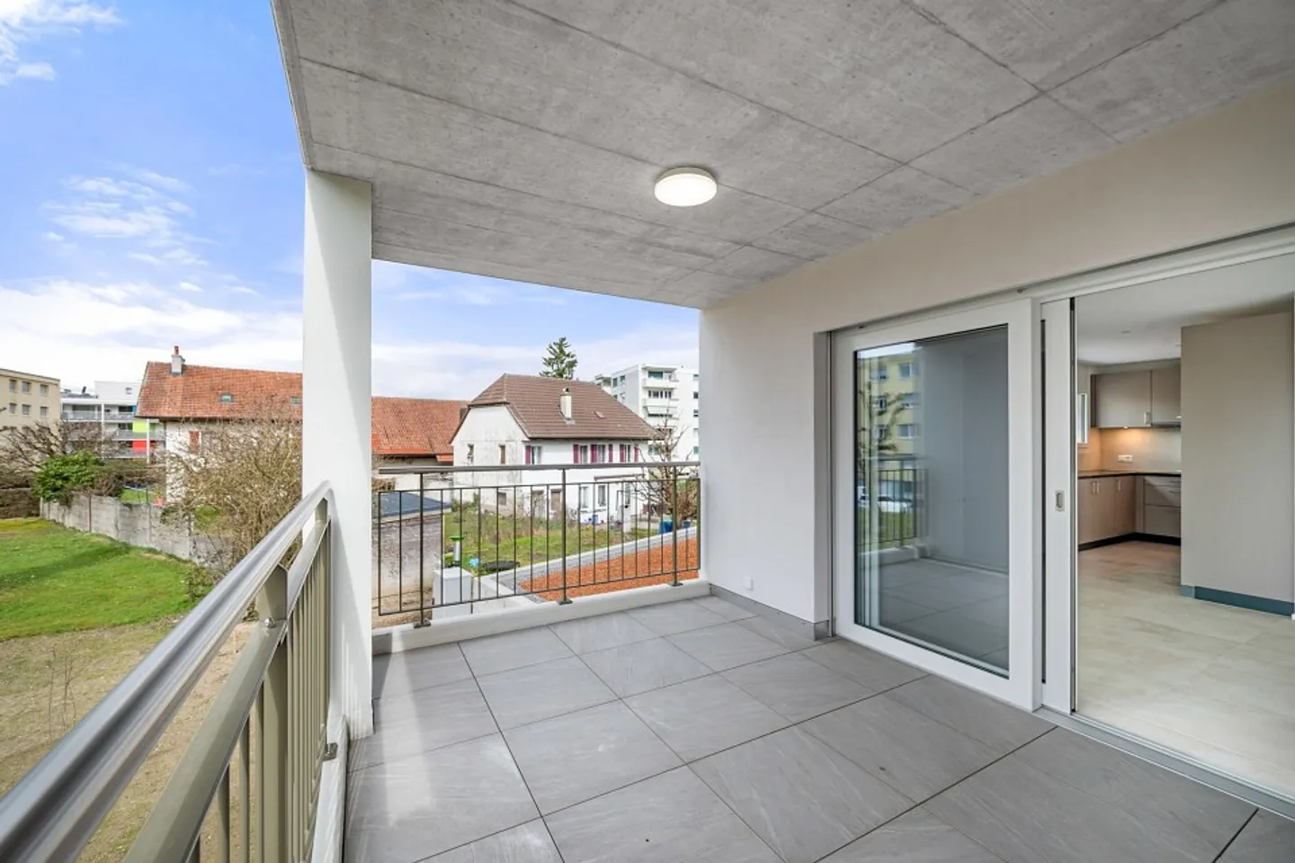 Charming 4.5 rooms first owner, terrace and optimal brightness - Photo 1 of 13