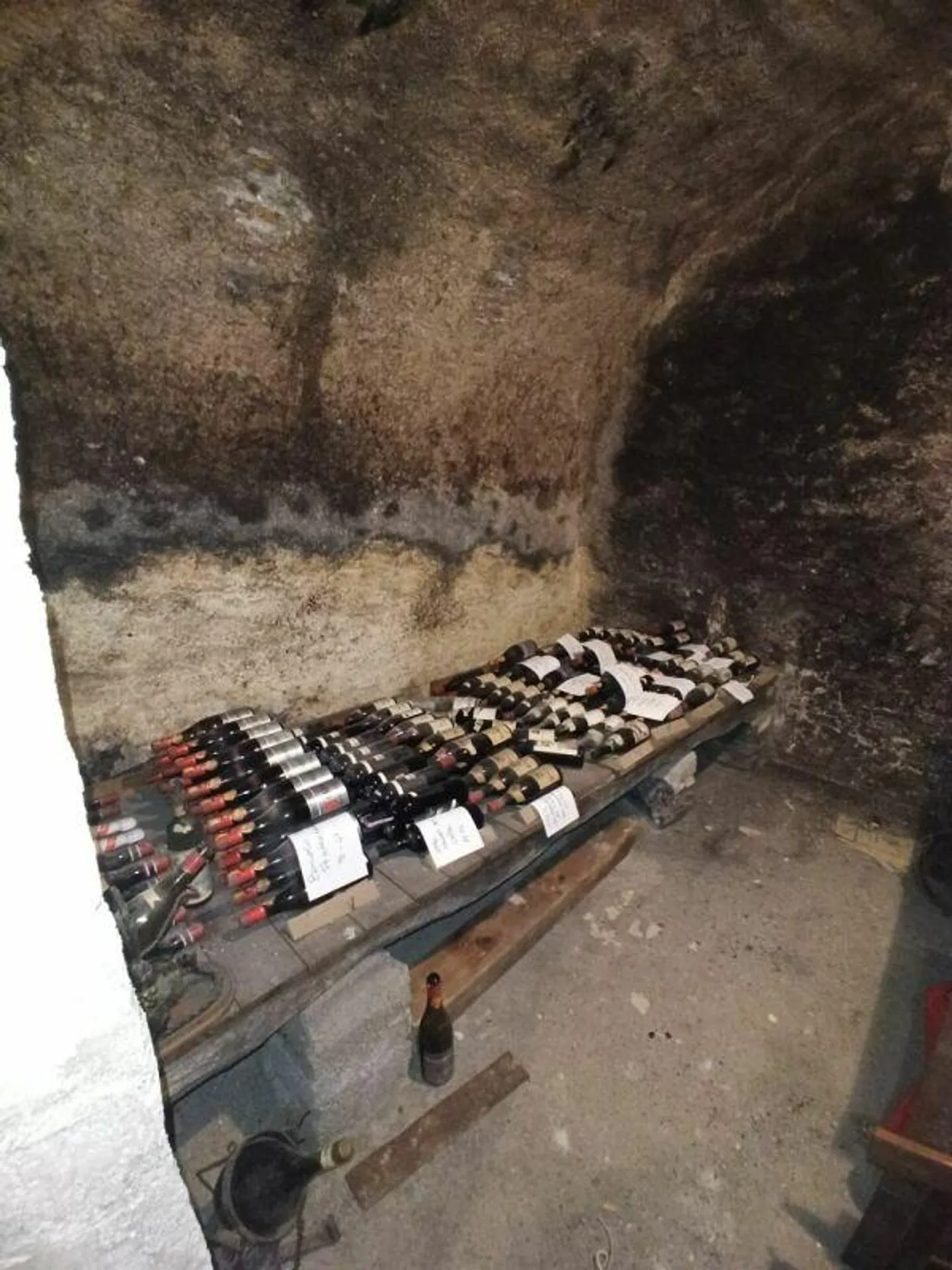 MELIDE · UNE MAISON, UNE CAVE À VIN HISTORIQUE ET UNE COLLECTION DE VIN QUI RESTE - Photo 11 sur 12