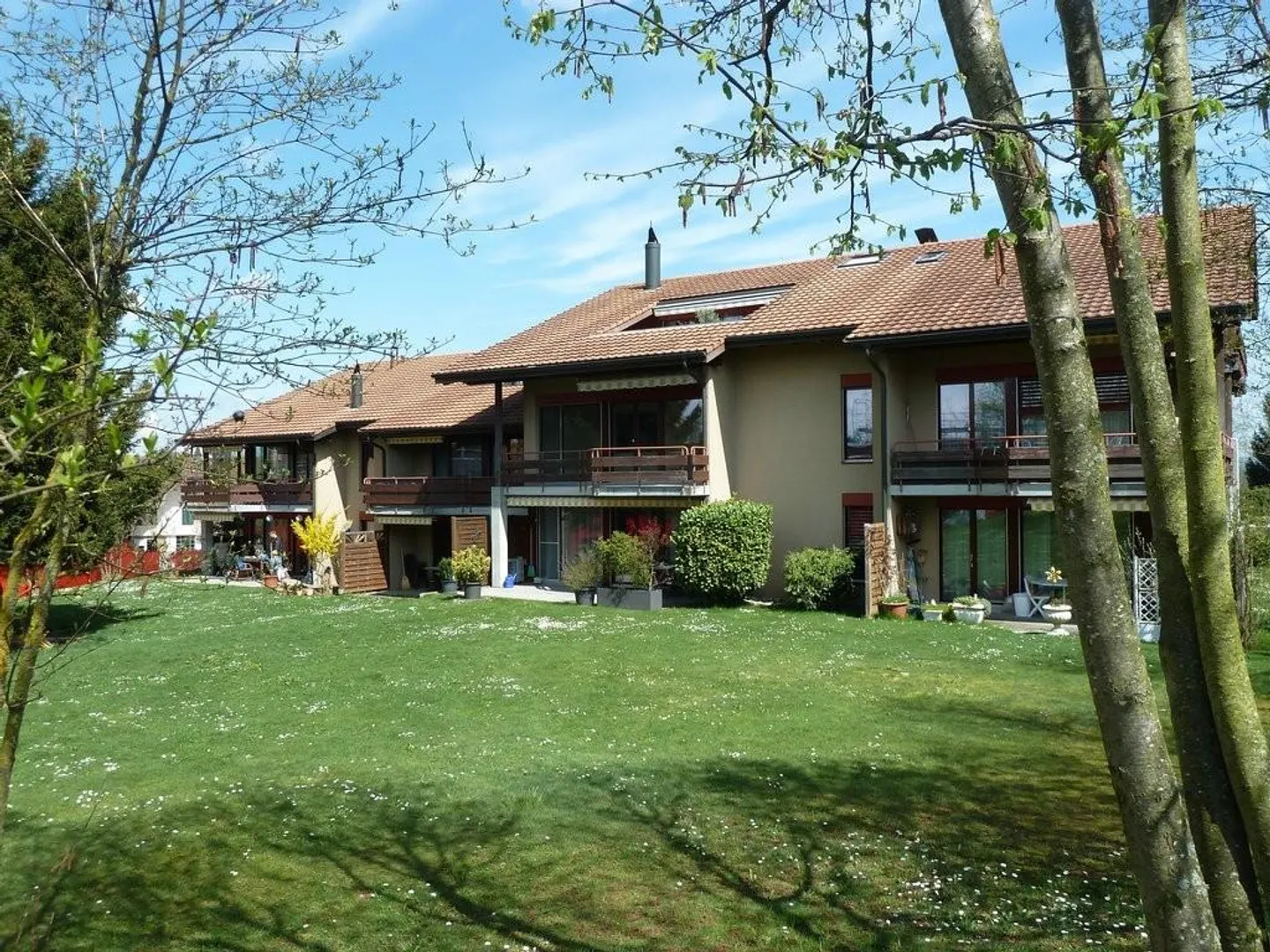 Belle appartement de 4.5 pièces dans un quartier résidentiel calme et verdoyant - Photo 1 sur 2