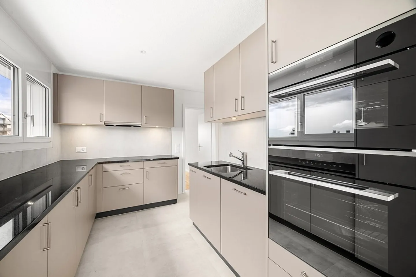 Charming 4.5 rooms first owner, terrace and optimal brightness - Photo 8 of 13