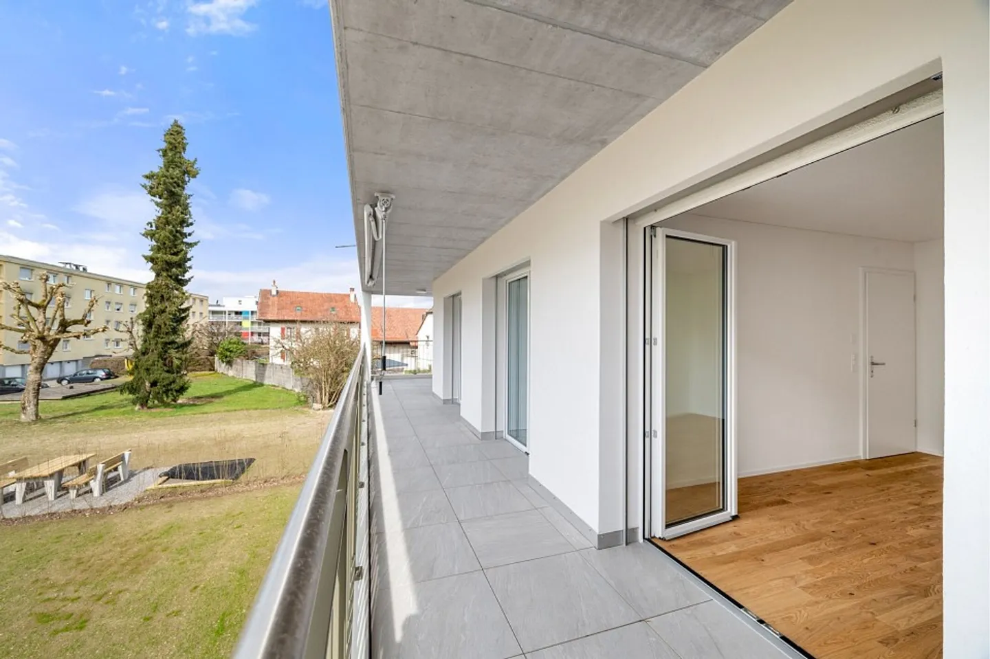 Charming 4.5 rooms first owner, terrace and optimal brightness - Photo 2 of 13