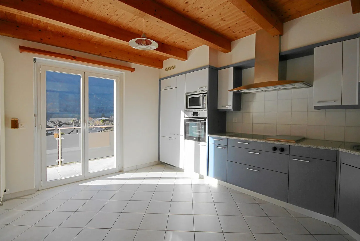 5.5-Room Maisonette Apartment with Attic and Beautiful Mountain View - Photo 9 of 19