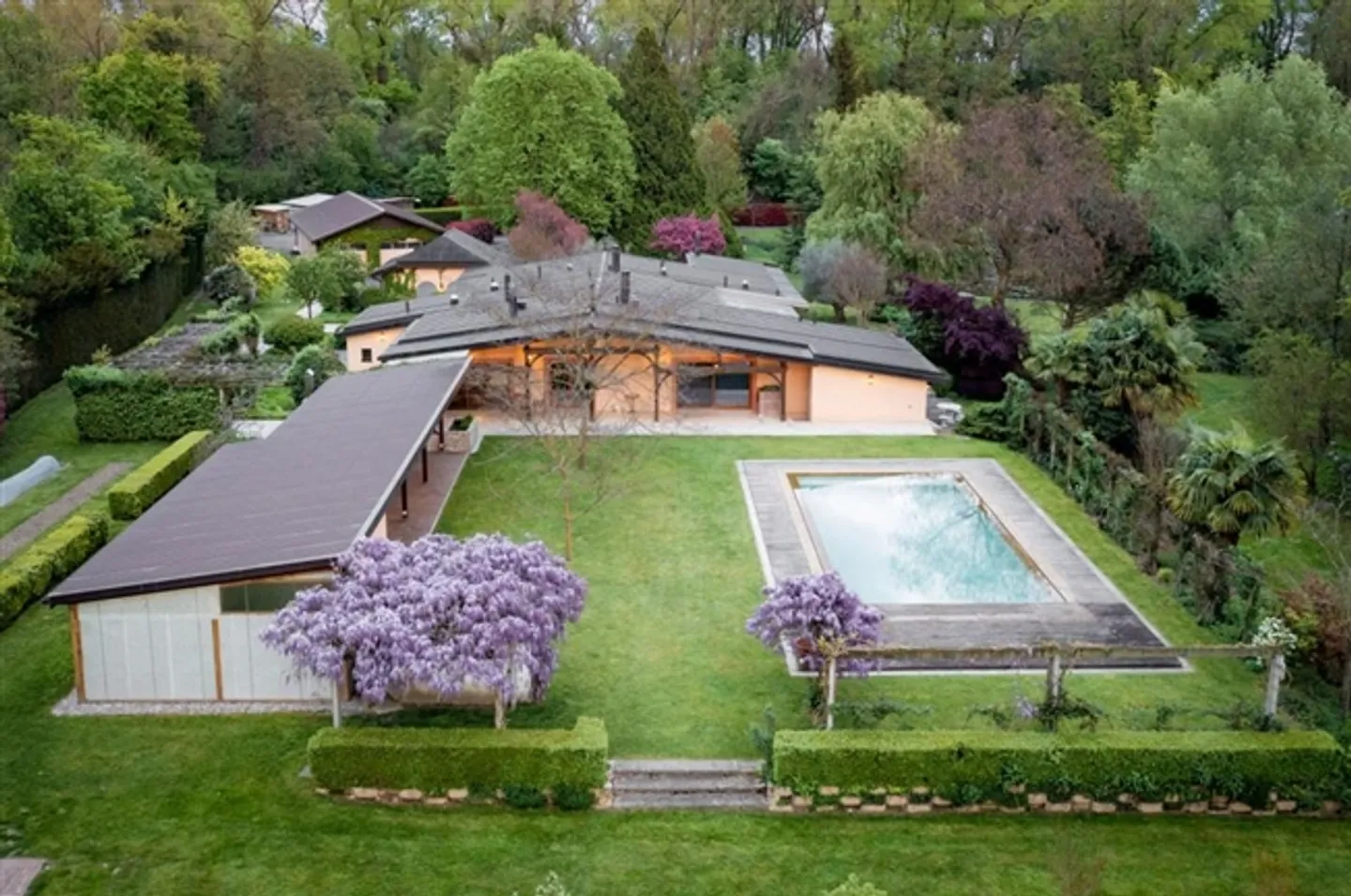 Propriété magnifique dans un parc avec lac, piscine et court de tennis - Photo 1 sur 10