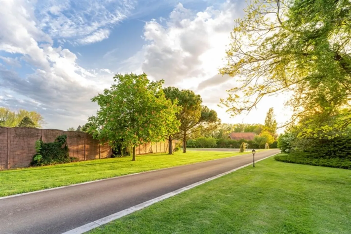 Propriété magnifique dans un parc avec lac, piscine et court de tennis - Photo 2 sur 10