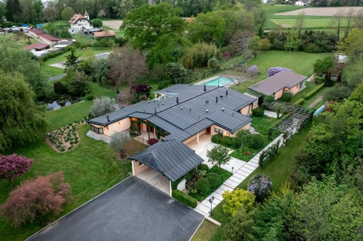 Propriété magnifique dans un parc avec lac, piscine et court de tennis - Photo 3 sur 10