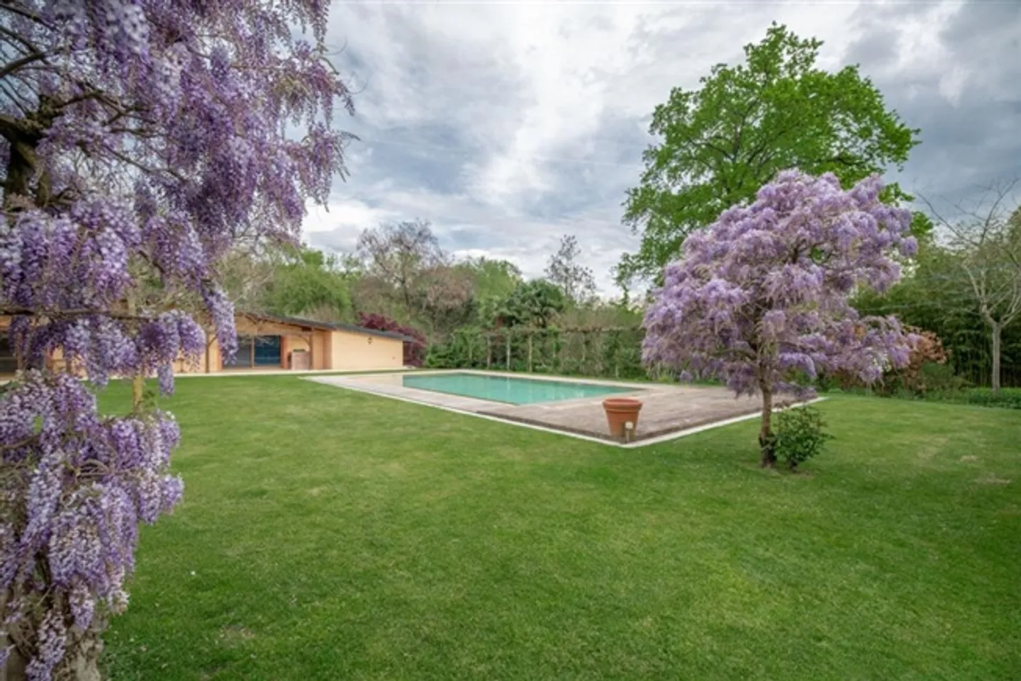Propriété magnifique dans un parc avec lac, piscine et court de tennis - Photo 4 sur 10