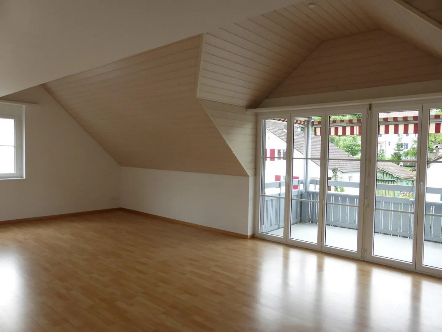 Spacious 6.5-room maisonette apartment in Zeiningen - Photo 3 of 13