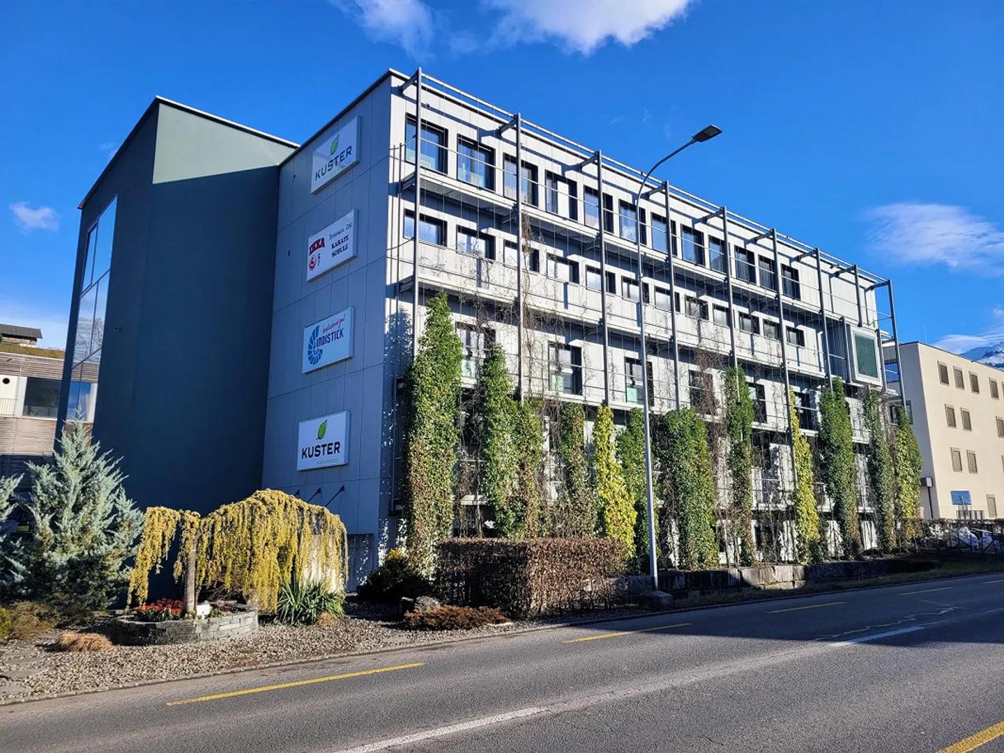 Espace commercial/bureau flexible directement au raccordement autoroutier - Photo 1 sur 8