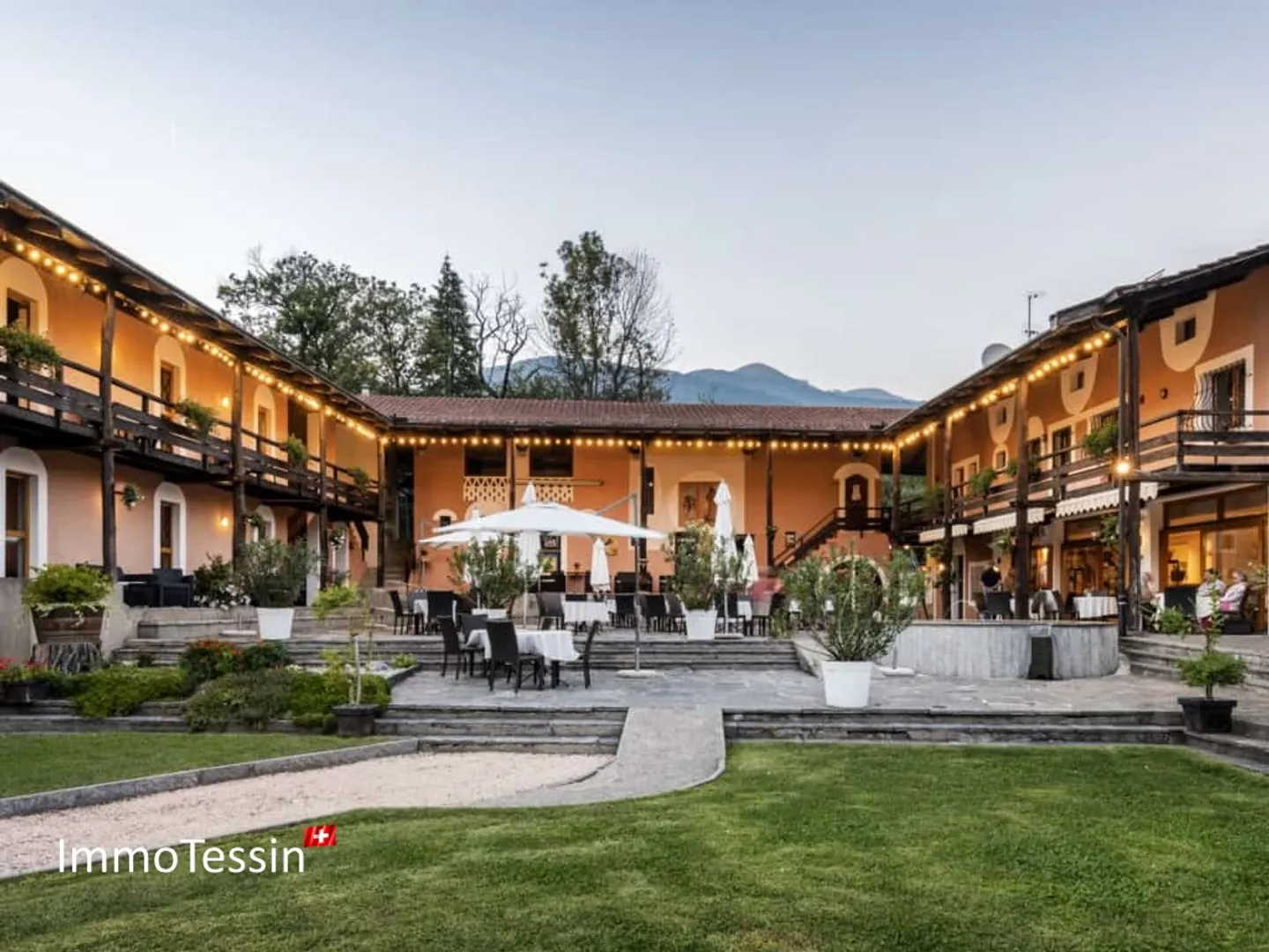 EINMALIGE GELEGENHEIT: Hotel mit 33 Zimmer & Feriendorf mit 20 Bungalows auf 100`000 m2 inmitten eines Naturparadieses - Foto 1 von 13