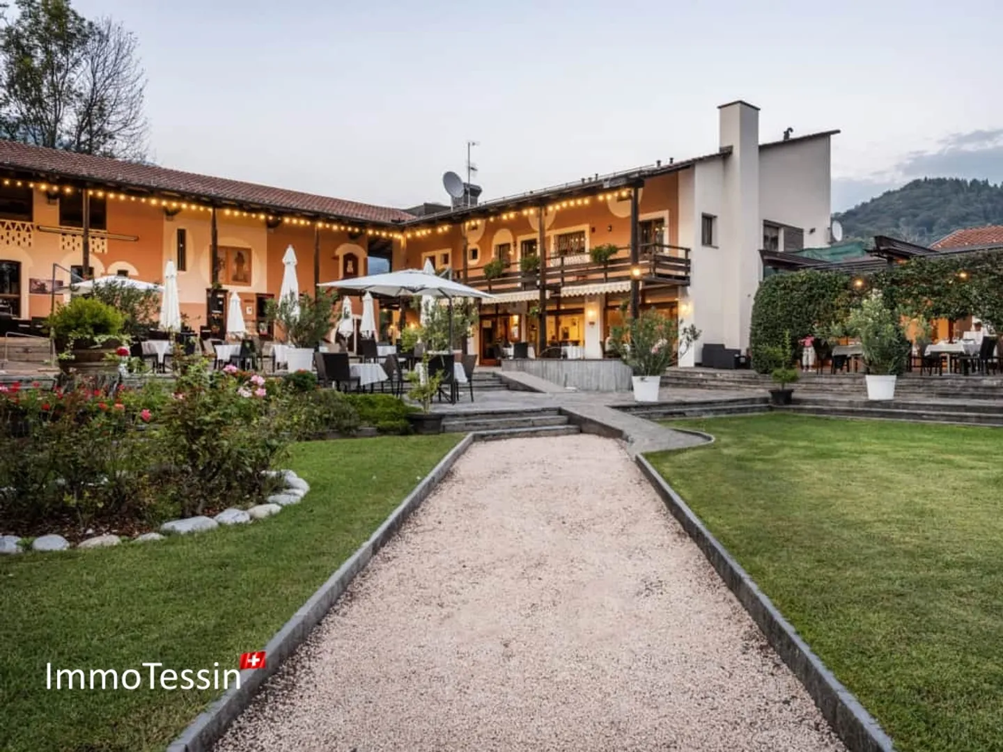 EINMALIGE GELEGENHEIT: Hotel mit 33 Zimmer & Feriendorf mit 20 Bungalows auf 100`000 m2 inmitten eines Naturparadieses - Foto 2 von 13