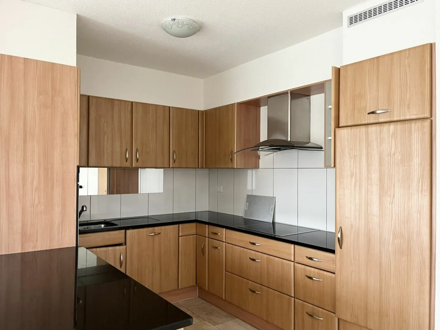 Appartement de 4,5 pièces dans un emplacement central avec balcon ! - Photo 2 sur 9