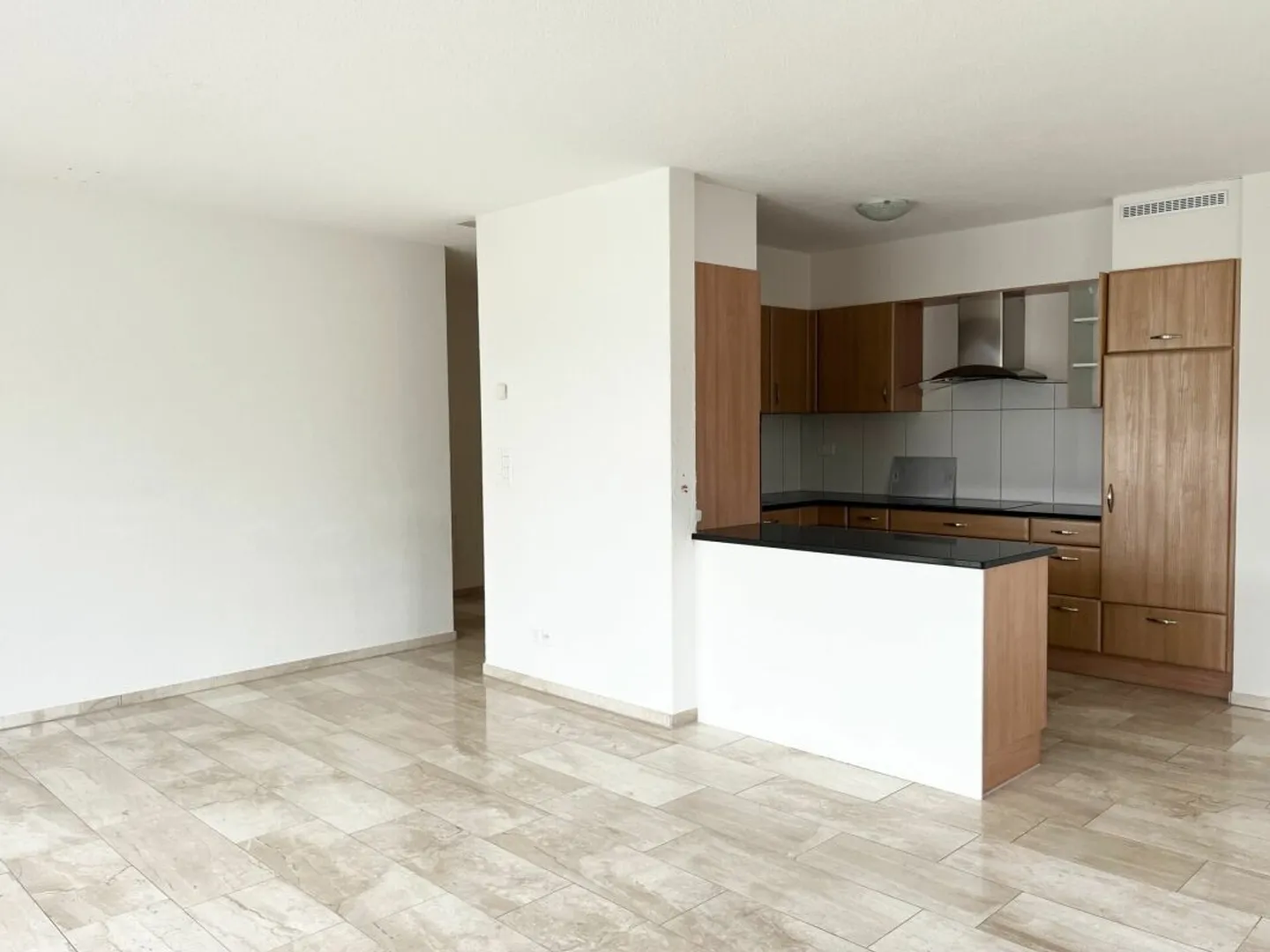 Appartement de 4,5 pièces dans un emplacement central avec balcon ! - Photo 3 sur 9