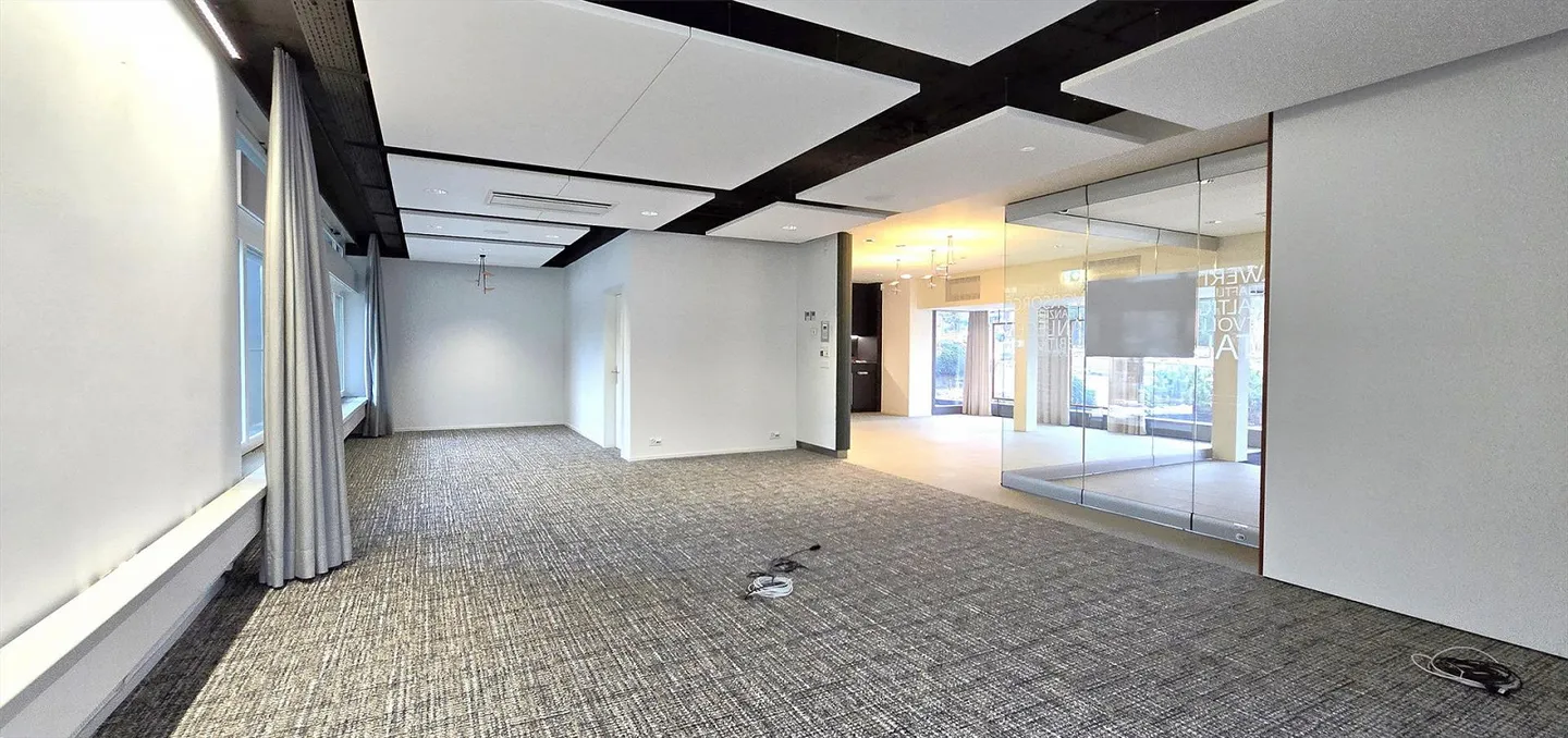 First-class office/practice/sales spaces in the center and train station - Photo 3 of 16