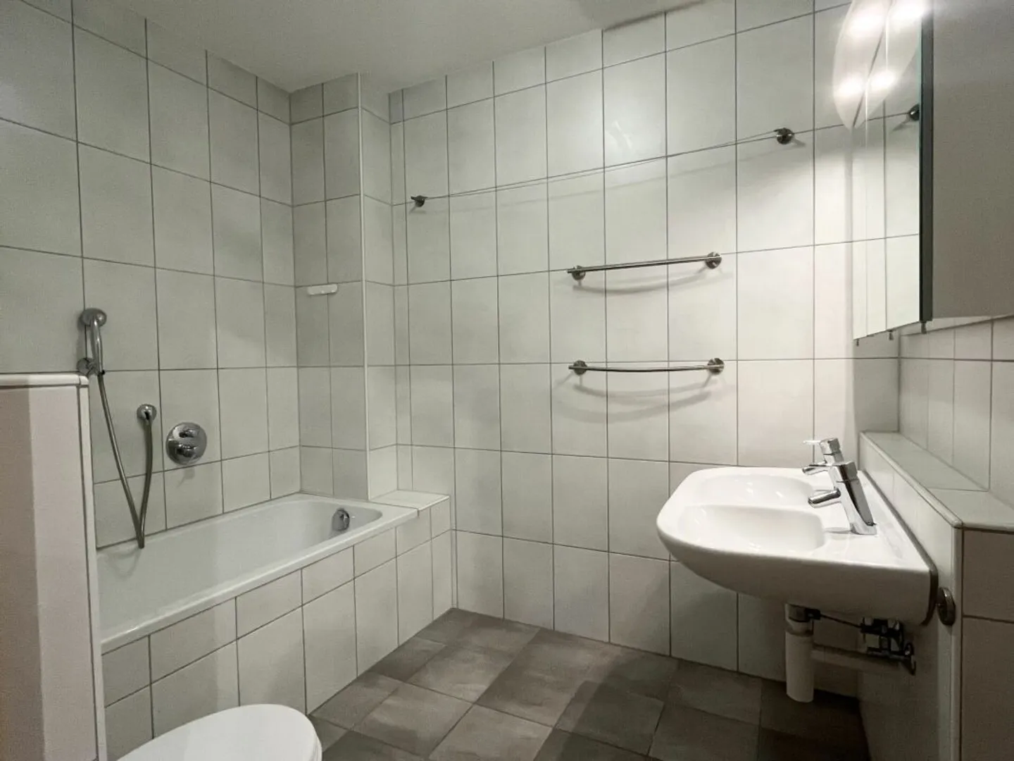 Appartement de 4,5 pièces dans un emplacement central avec balcon ! - Photo 6 sur 9